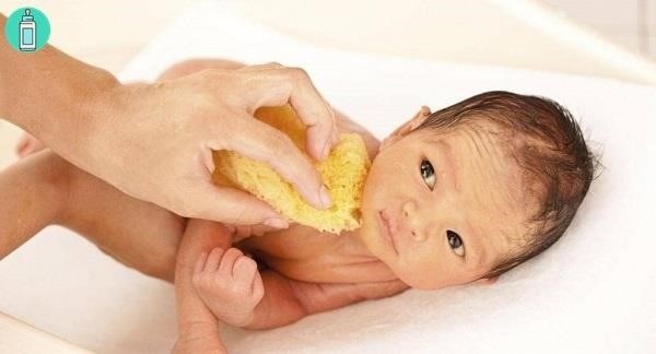 Tắm cho em bé sơ sinh là một hoạt động quan trọng giúp giữ gìn sức khỏe và vệ sinh cho bé, đồng thời tạo ra một môi trường thoải mái và an toàn để bé phát triển.