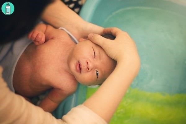 Bí quyết chăm sóc em bé mới sinh trong quá trình tắm và chăm sóc rốn.