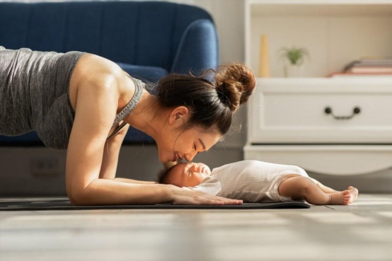 Mẹ sau khi sinh không nên tập thể dục quá mức hoặc vận động quá mạnh.